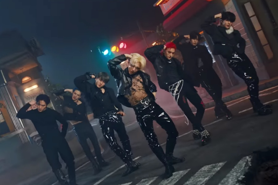 soompi's tweet photo. WATCH: #StrayKids Goes Crazy In Energetic "MANIAC" MV Teaser 
https://t.co/PqlFKUANIP https://t.co/82x6kF70YC