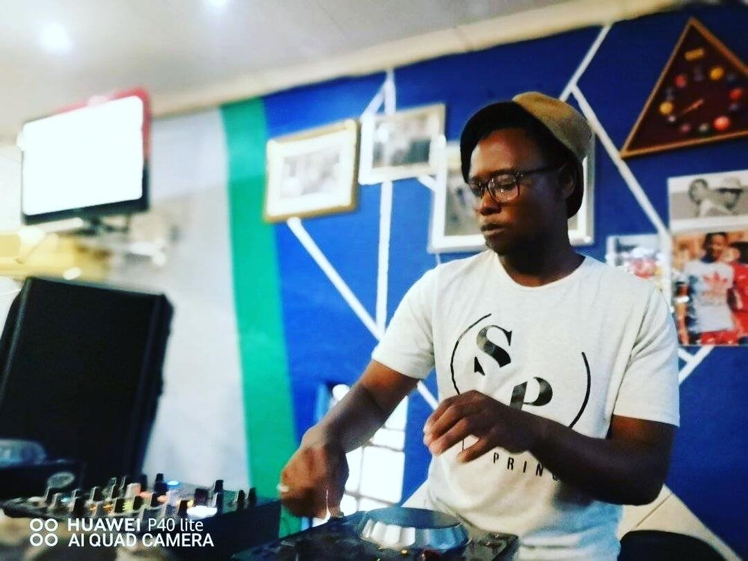 LikhoSen's tweet photo. There’s something special about house music  🏡🔥 https://t.co/qg5aiz6pbj