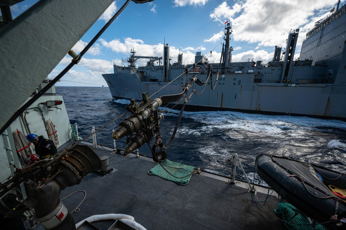 CanadianForces's tweet photo. Fuel pit stops look a little different on the water...
#HMCSMontreal conducts a replenishment at sea with Italian oilier ITS Stromboli during #ExDYNAMICMANTA on Feb. 27/22.
📍Mediterranean Sea
📸Cpl Braden Trudeau
#ReadyAyeReady #CAF https://t.co/8mfO9yKC2l