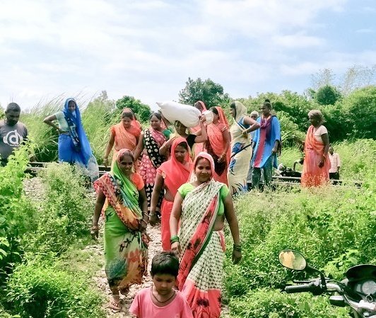EsapiJ's tweet image. ग्रामीणों को अभी भी परेशानियों का सामना करना पड़ रहा है दो रेलवे लाइन पार करते दिखे जान को जोखिम डालकर रेलवे लाइन पार करते है ग्रामीण #Amethi के जगदीशपुर  ग्रामसभा मिश्रौली का मामला अभी तक कोई सुनवाई नहीं हुई @DmAmethi @myogioffice @SureshPasiBJP @myogiadityanath @smritiirani