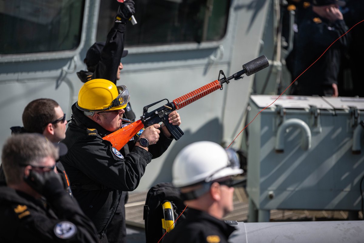 ForcesCanada's tweet photo. Les arrêts au puits se font un peu différemment sur l’eau...
Le #NCSMMontreal effectue un ravitaillement en mer avec le pétrolier italien ITS Stromboli au cours de l’#ExDYNAMICMANTA le 27 février 2022.
📍Mediterranean Sea
📸Cpl Braden Trudeau
#ToujoursLàToujoursPrêts #FAC https://t.co/A7NSgenBLg