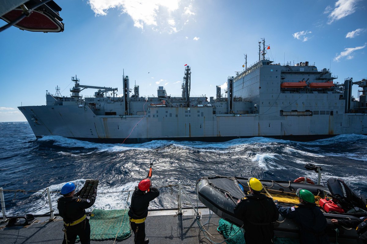 ForcesCanada's tweet photo. Les arrêts au puits se font un peu différemment sur l’eau...
Le #NCSMMontreal effectue un ravitaillement en mer avec le pétrolier italien ITS Stromboli au cours de l’#ExDYNAMICMANTA le 27 février 2022.
📍Mediterranean Sea
📸Cpl Braden Trudeau
#ToujoursLàToujoursPrêts #FAC https://t.co/A7NSgenBLg