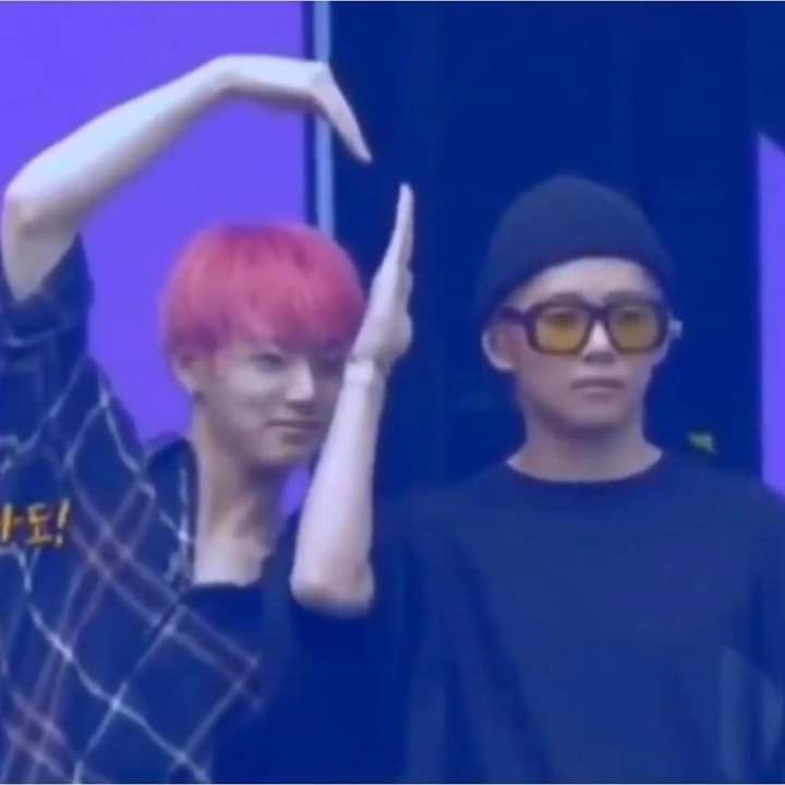 tinytetaez's tweet photo. พี่จองกุกสู้ชีวิตมากแต่น้องแทสู้กลับ55555555555555555 https://t.co/3bGKAsXJPG