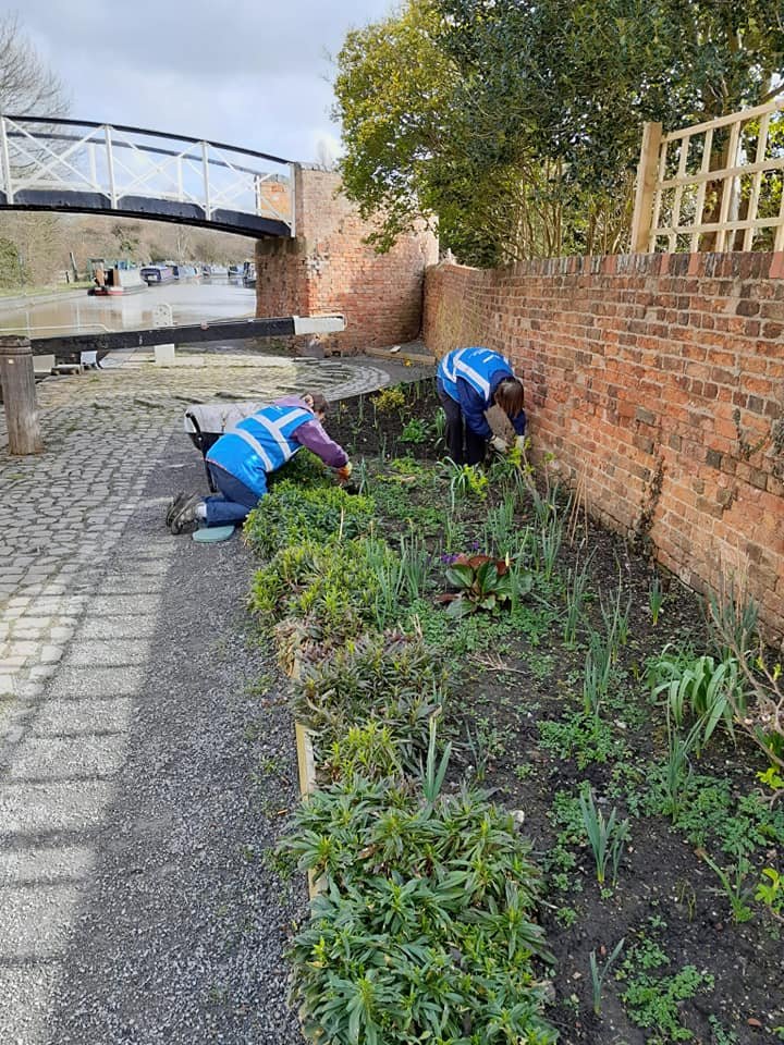 CRTWestMidlands's tweet photo. The flower beds at Hawkesbury Junction on the #Coventry Canal are starting to bloom π Planted by volunteers the team were out of the weekend giving the area a tidy up and the Welcome Station a lick of paint.
#GettingGamesReady https://t.co/n2w9l7sSpJ