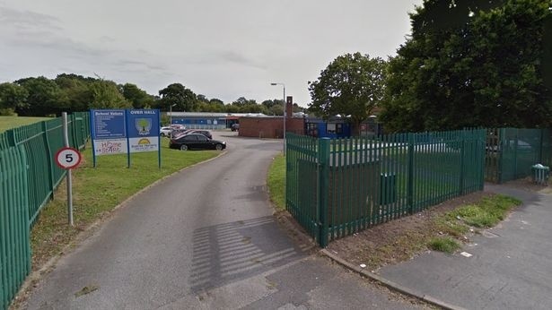 WinsOverVerdPol's tweet photo. Northwich LPU PCSOs have attended at Over Hall Primary School this afternoon to link in with staff members and pupils to discuss preparations for their upcoming Summer Fayre on Saturday 21st May 2022. (Save the date)

#SchoolEngagement #CommunityEngagement https://t.co/Zwzx9lq28L