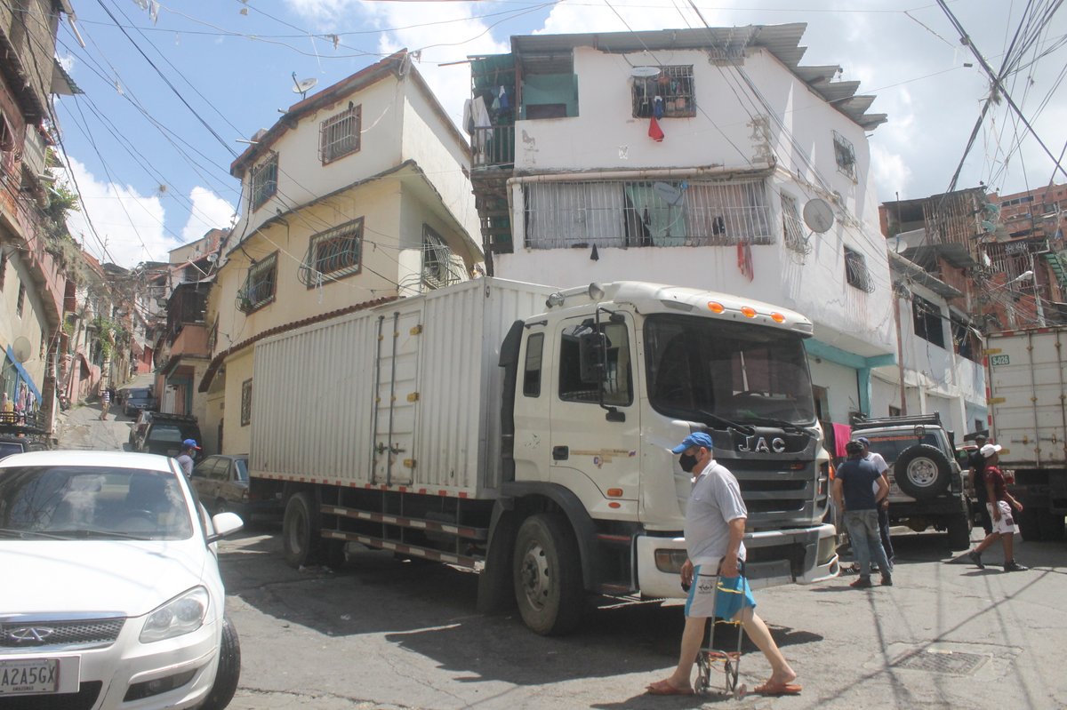 LogicasaOficial's tweet photo. #14Mar #LogiDato 📢 || Seguimos cumpliendo con nuestra labor en la #MisiónAlimentación, junto a los hombres y mujeres de nuestra Gerencia de Transporte, trasladando los alimentos para pueblo.🚒

¡Trabajamos por ti, Venezuela!🇻🇪
_
#PescadoresDePaz 🎣 https://t.co/pvqGaz8LE0