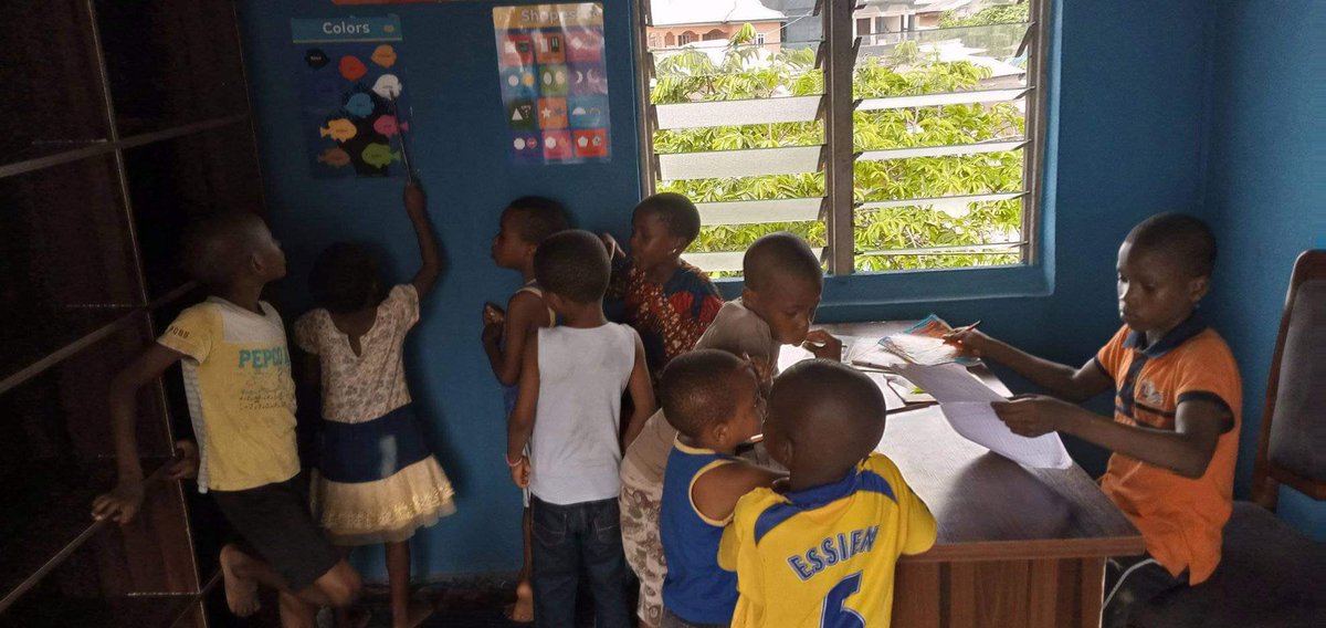 AyaFubaraEneli's tweet photo. Pictures from the #EmmaJohnsonDirigoWari (library) today. If you’d like to help us get another 121 books from @PurpleShelves in Nigeria, please send donations to cashapp $AyaEneli or PayPal aya@ayaeneli.com. . Each book is approximately $4. Thank you. #OpoboLibraryInitiative https://t.co/UHYqrUvaTW