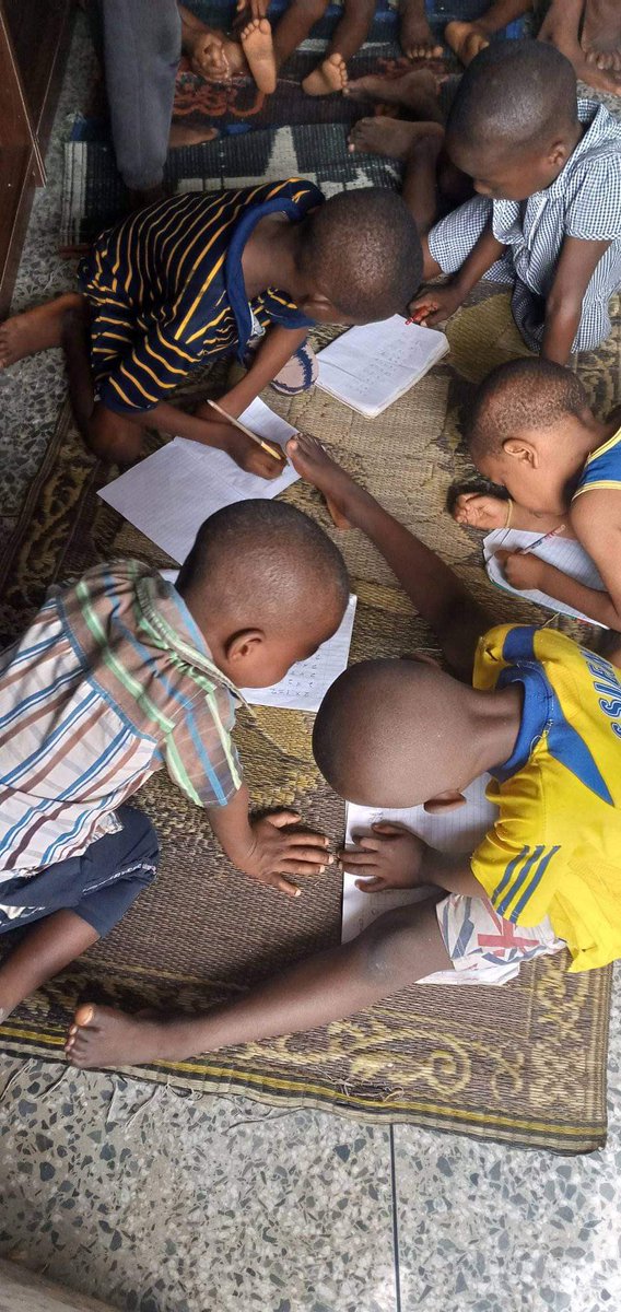 AyaFubaraEneli's tweet photo. Pictures from the #EmmaJohnsonDirigoWari (library) today. If you’d like to help us get another 121 books from @PurpleShelves in Nigeria, please send donations to cashapp $AyaEneli or PayPal aya@ayaeneli.com. . Each book is approximately $4. Thank you. #OpoboLibraryInitiative https://t.co/UHYqrUvaTW