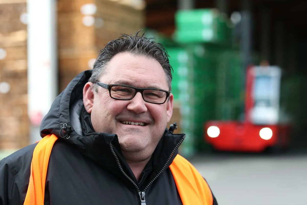 BaumannSrl's tweet photo. The fantastic Rainer Becker, part of our top team in Germany!
#sideloader #logistics #longloads #materialhandling #timber https://t.co/xv9AlR18PC