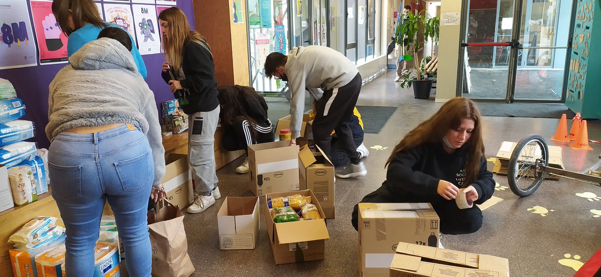 AnitsircCribot's tweet photo. Recollida de material i aliments per persones refugiades que estan arribant al territori. Moltes gràcies per la vostra col.laboracio i solidaritat. #1TIS @INS_Pla_Marcell https://t.co/FuWgxAlkRl