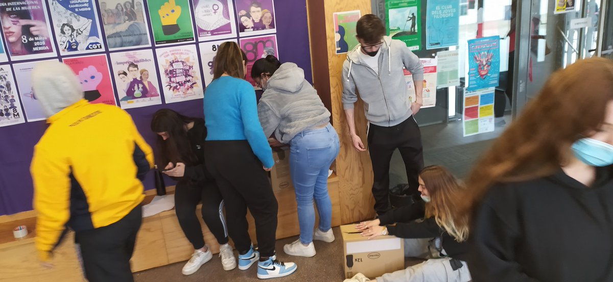 AnitsircCribot's tweet photo. Recollida de material i aliments per persones refugiades que estan arribant al territori. Moltes gràcies per la vostra col.laboracio i solidaritat. #1TIS @INS_Pla_Marcell https://t.co/FuWgxAlkRl