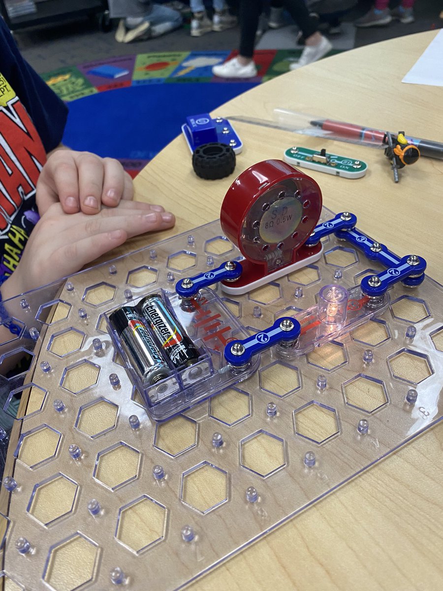 watters_connie's tweet photo. M@k3r Sp@c3 wE3k @LeesburgBlazers @LESPrincipal84 @SnapCircuits @PlayOsmo @Magnatiles the students just❤️ MakerSpace week. https://t.co/7YqrxzOI5U
