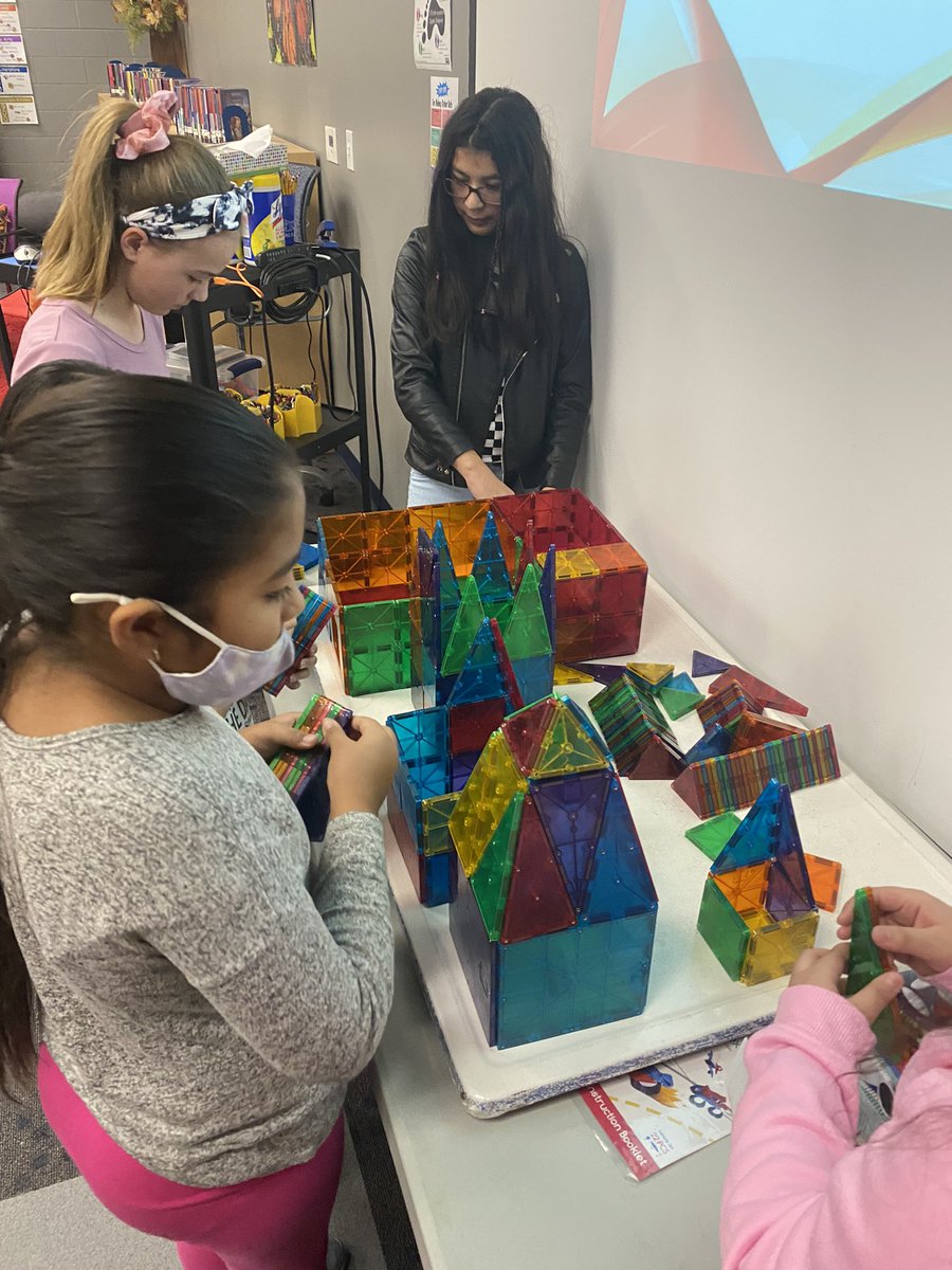 watters_connie's tweet photo. M@k3r Sp@c3 wE3k @LeesburgBlazers @LESPrincipal84 @SnapCircuits @PlayOsmo @Magnatiles the students just❤️ MakerSpace week. https://t.co/7YqrxzOI5U
