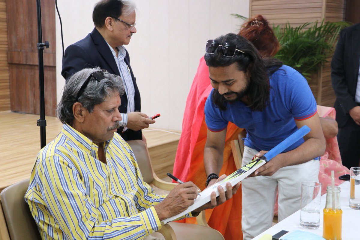 rjanannd's tweet photo. किक्रेट के दुनियाँ के जादूगर.....
पूरे दुनियाँ के पाजी...#legend @therealkapildev 💞 https://t.co/xKzTVdKEEh
