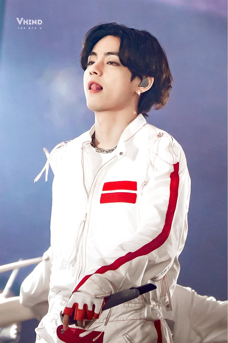 Vhind_V's tweet photo. 220313 PTD on stage in seoul HD
#방탄소년단 #태형 #뷔 #BTSV #BTS #Taehyung #テテ @BTS_twt https://t.co/1mJU31sJOZ
