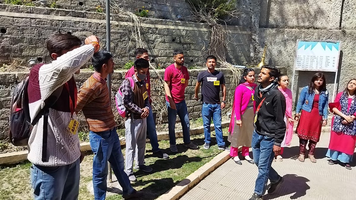 abvp_theog's tweet photo. आज अखिल भारतीय विद्यार्थी परिषद ठियोग इकाई द्वारा हिमाचल प्रदेश लोक निर्माण विभाग ठियोग में धरना प्रदर्शन किया गया व जल्द से जल्द महाविद्यालय जाने वाली बंद पड़ी हुई सड़क को ठीक करवाने हेतु ज्ञापन सौंपा गया।
#abvptheog https://t.co/uCzA5QCBOF