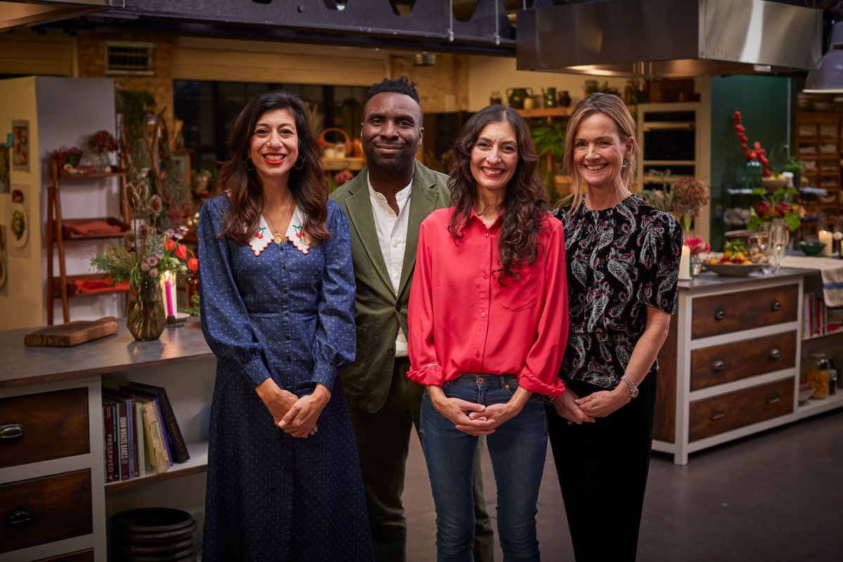 MichaelJBooks's tweet photo. We're still riding on the high of last night's #CookbookChallenge with @jamieoliver final! You can support @dominique_woolf by pre-ordering her book, #DominiquesKitchen! ๐๐ฑ
Signed copies are available with @Waterstones https://t.co/tmZ3OuZ9X3 https://t.co/Wx4tKqiMye