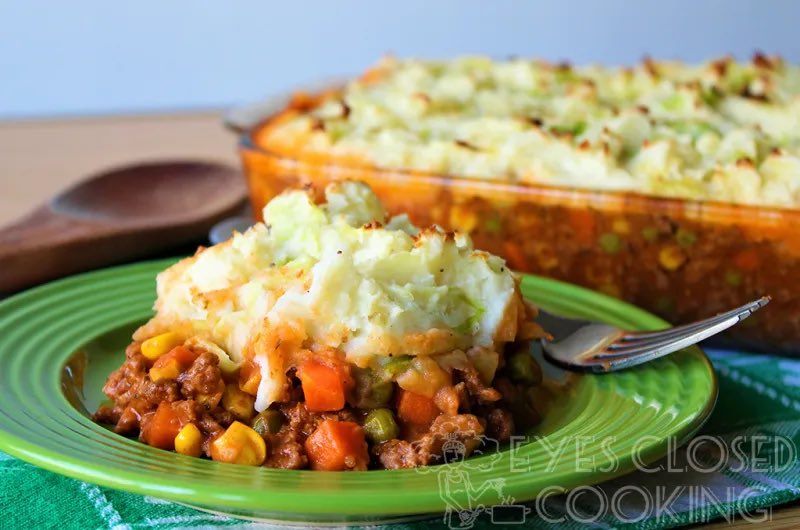 🍀 Another St. Patrick’s Day favorite - Irish Colcannon Shepherd’s Pie! 🍀 Recipe: eyesclosedcooking.com/blog/irish-col…
_ _ _
#shepherdspie #irishfood #colcannon #mashedpotatoes #cabbage #meat #StPatricksDay #eyesclosedcooking