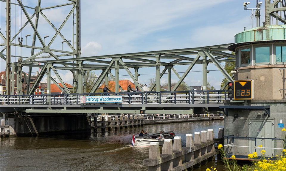 De #hefbrug in #Waddinxveen is van 18 maart tot 21 maart tussen 22.00 - 06.00 uur afgesloten voor gemotoriseerd wegverkeer en schepen. Er is een omleidingsroute ingesteld. Fietsers en voetgangers kunnen de brug wel oversteken. Lees meer: bit.ly/3KLIfzp

<a href="/gemeenteWveen/">Gemeente Waddinxveen</a>