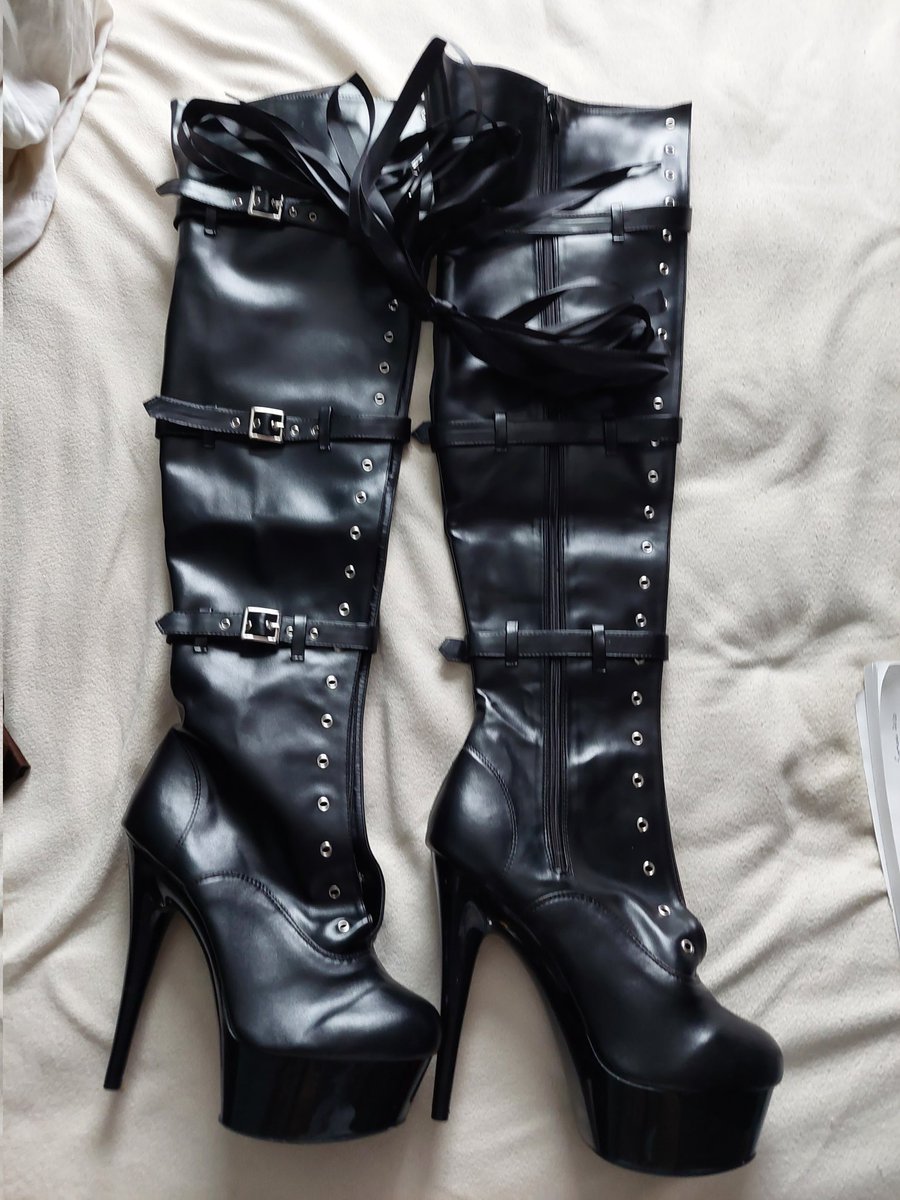DameElfya's tweet photo. Un cadeau reçu pour ma fête !! J'adore les bottes cuissardes ça va être parfait pour la réouverture des donjons 😋. #cuissardes #highboot #Boots #bdsm #donjon https://t.co/rKJ99v3Jwt