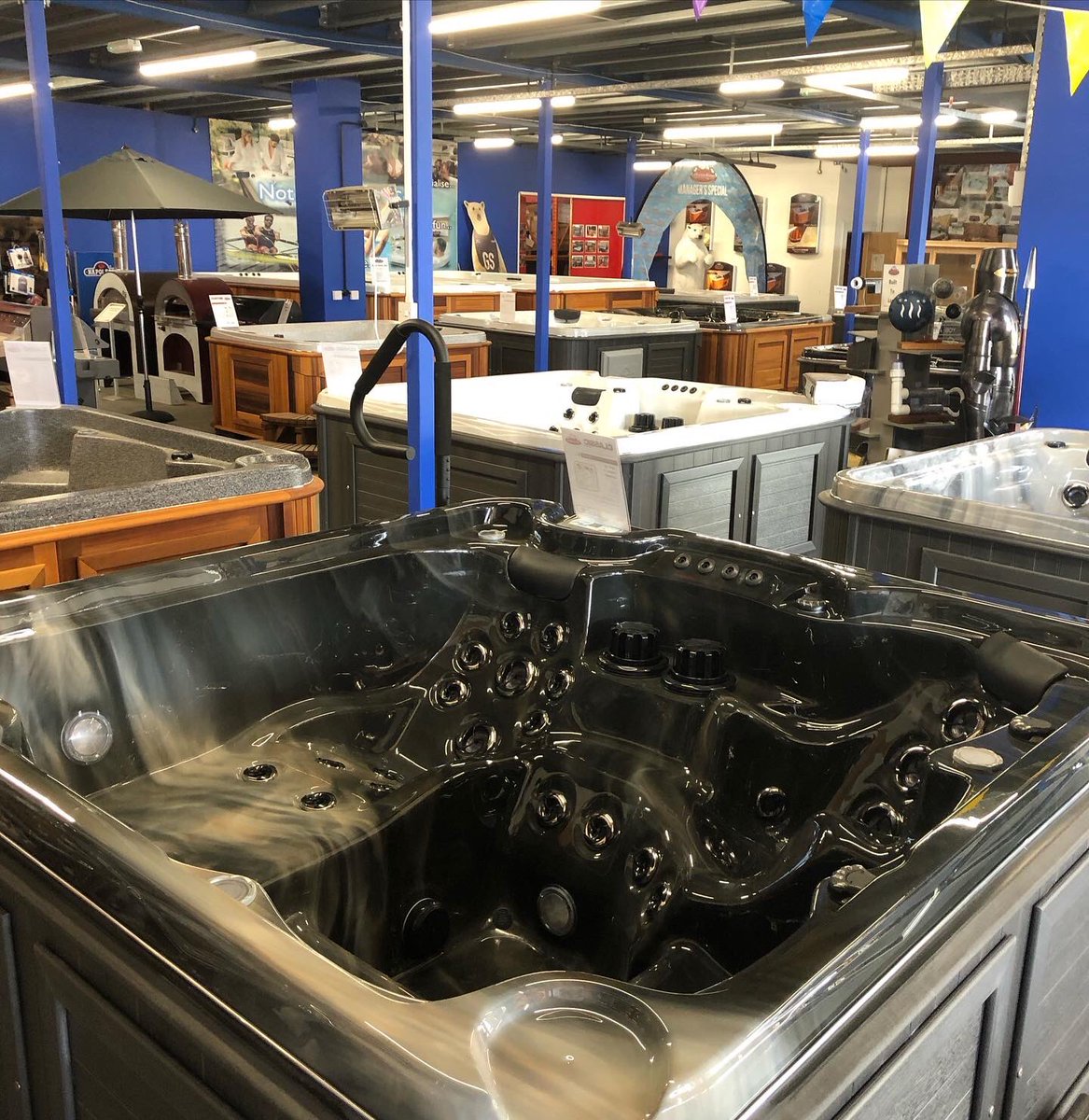 ArcticSpasUK's tweet photo. 🚚💨 The weathers starting to turn and with it, dealer and customer products leave for their home as spring projects start to move forward 🙌🏻

📞 0330 058 2900
📧 info@arcticspas.co.uk
🌍 https://t.co/115bu1LUOX 

#hottubs #ArcticSpas #swimspa #spring #relax #sunshine #family https://t.co/hYCMo0rGAR