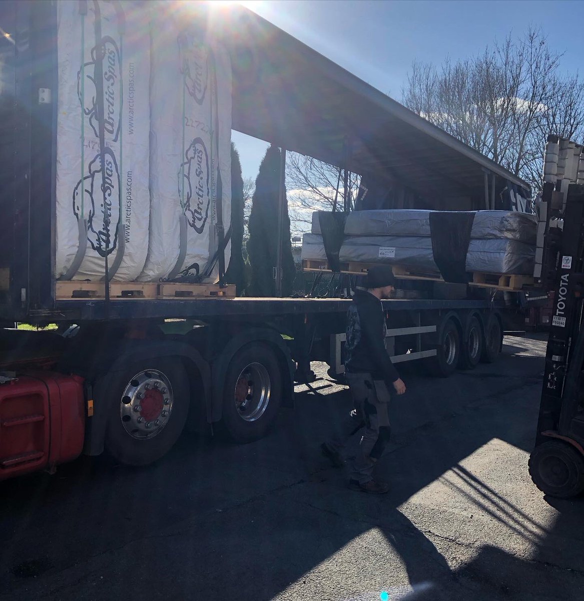 ArcticSpasUK's tweet photo. 🚚💨 The weathers starting to turn and with it, dealer and customer products leave for their home as spring projects start to move forward 🙌🏻

📞 0330 058 2900
📧 info@arcticspas.co.uk
🌍 https://t.co/115bu1LUOX 

#hottubs #ArcticSpas #swimspa #spring #relax #sunshine #family https://t.co/hYCMo0rGAR