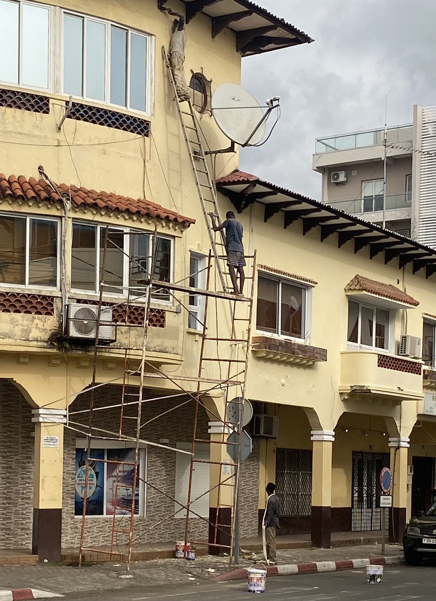 Nueva mano de pintura en <a href="/ChanasOfficiel/">Chanas Assurances S.A.</a> en #Malabo.
 ¡Espero que tengan buenos #seguros!
 #accidente #seguridad