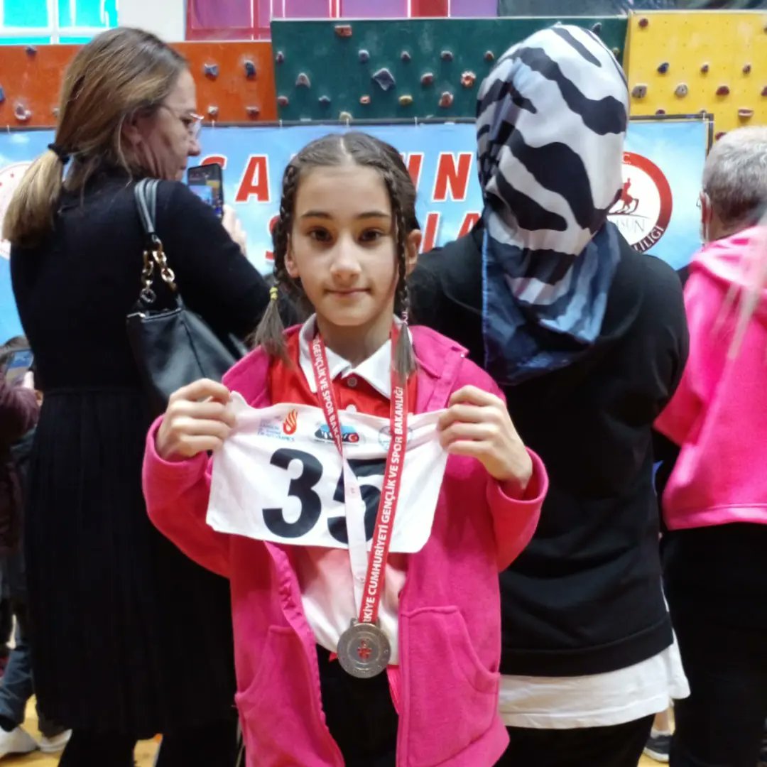CanikMem's tweet photo. Okul Sporları Fedarasyonu Tırmanış Sporu Samsun İl Şampiyonası, Minik Kızlar kategorisinde @100uncuyilio öğrencimiz Berra Güngör il birincisi olmuştur. Öğrencimizi ve onu yetiştiren öğretmenlerini tebrik ediyor, başarılarının devamını diliyoruz...👏  @Uzunlar61551 @saroglu1977 https://t.co/wcv10wNeFv
