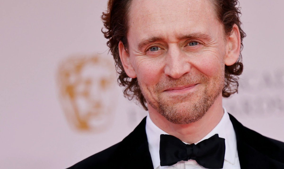 Tom Hiddleston | HiddlesPage (@hiddlespage_) on Twitter photo 😊 😊