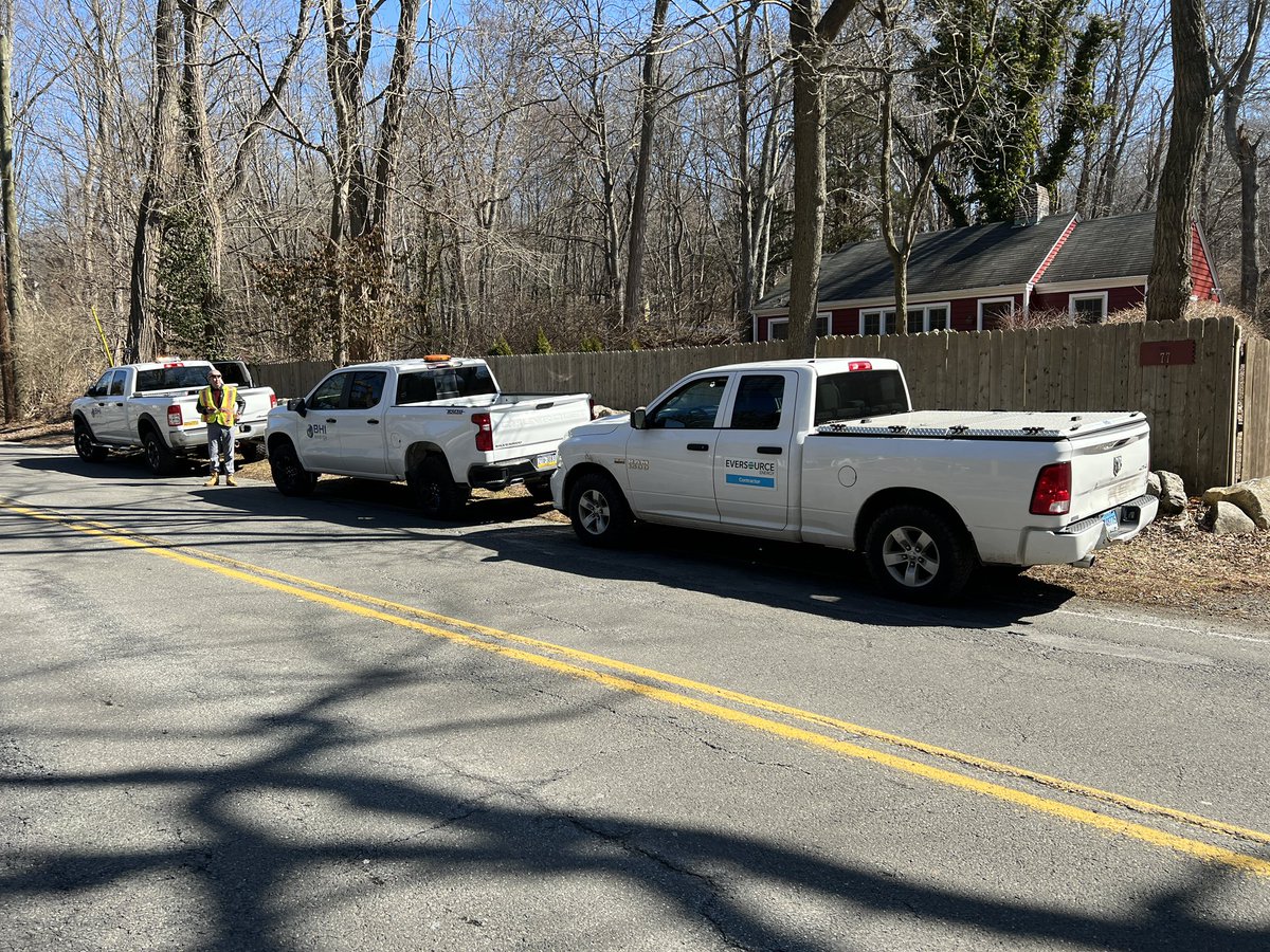 HoneySommelier's tweet photo. What would a Monday be without @EversourceCT interrupting my business @redbee. Waiting for @ups pick up but #eversourcect is blocking the driveway! @GovNedLamont @GovNedLamont @ChrisMurphyCT https://t.co/6Bg4D2JX7J