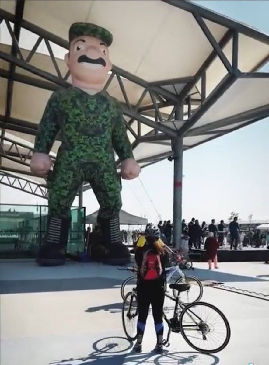ChumelTorres's tweet photo. Amo que la 4T está más enamorada de los militares que la ultraderecha.

Pa’ mi que esta izquierda es ambidiestra. https://t.co/GJqiVEMcI2