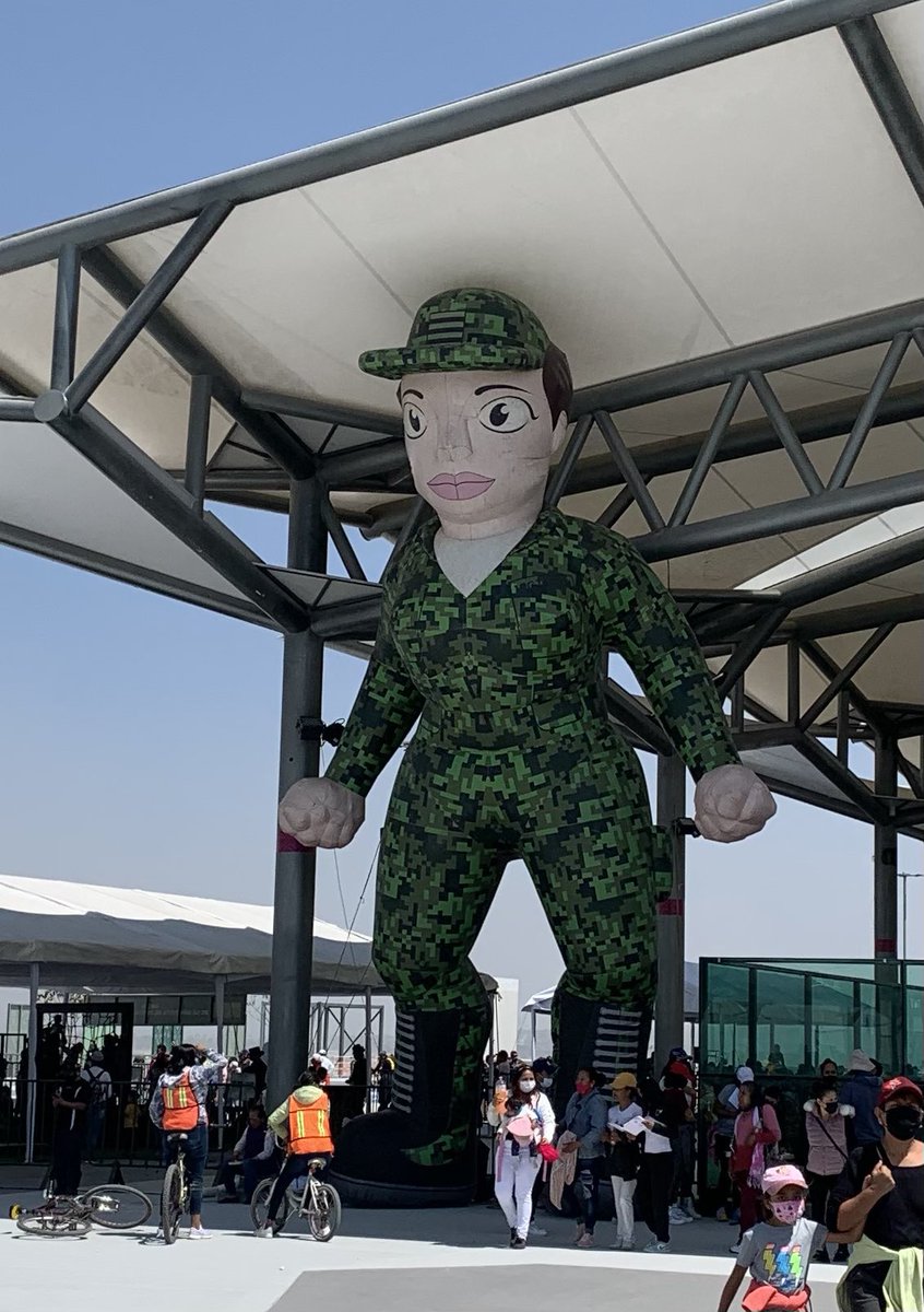 ChumelTorres's tweet photo. Amo que la 4T está más enamorada de los militares que la ultraderecha.

Pa’ mi que esta izquierda es ambidiestra. https://t.co/GJqiVEMcI2