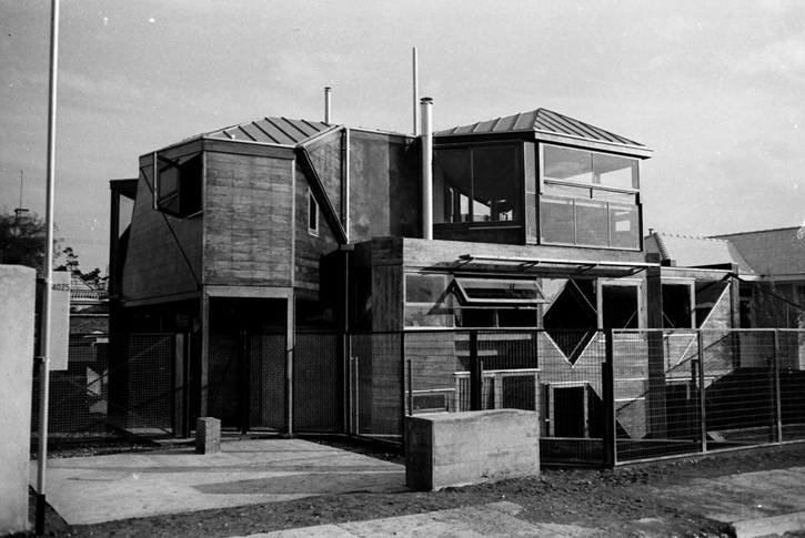 Amo_Santiago's tweet photo. ¿Cuál es la historia de la casa de Jean Mermoz que impactó el Santiago de los '60? Conoce más en https://t.co/GcUV8sGUeA y no te pierdas la muestra de @CulturalCondes que comparte el trabajo del arquitecto Fabio Cruz y la reconstrucción de los moldajes 🏠 https://t.co/Er2Hxj54Lp https://t.co/i6zZmPSGoI