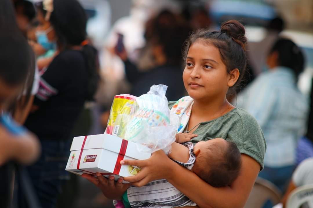 RoxanaLopezSV's tweet photo. Con el #ProgramaAmar llegamos hasta Rosario de Mora, donde se beneficiaron a más de 160 niños.
Llevamos artículos de primera necesidad, para el cuidado del bebé, leche y regalos para todos los pequeños.
Gracias @lorerodi por permitirme ser parte. #PorEllosTodo https://t.co/YeptegSMRc
