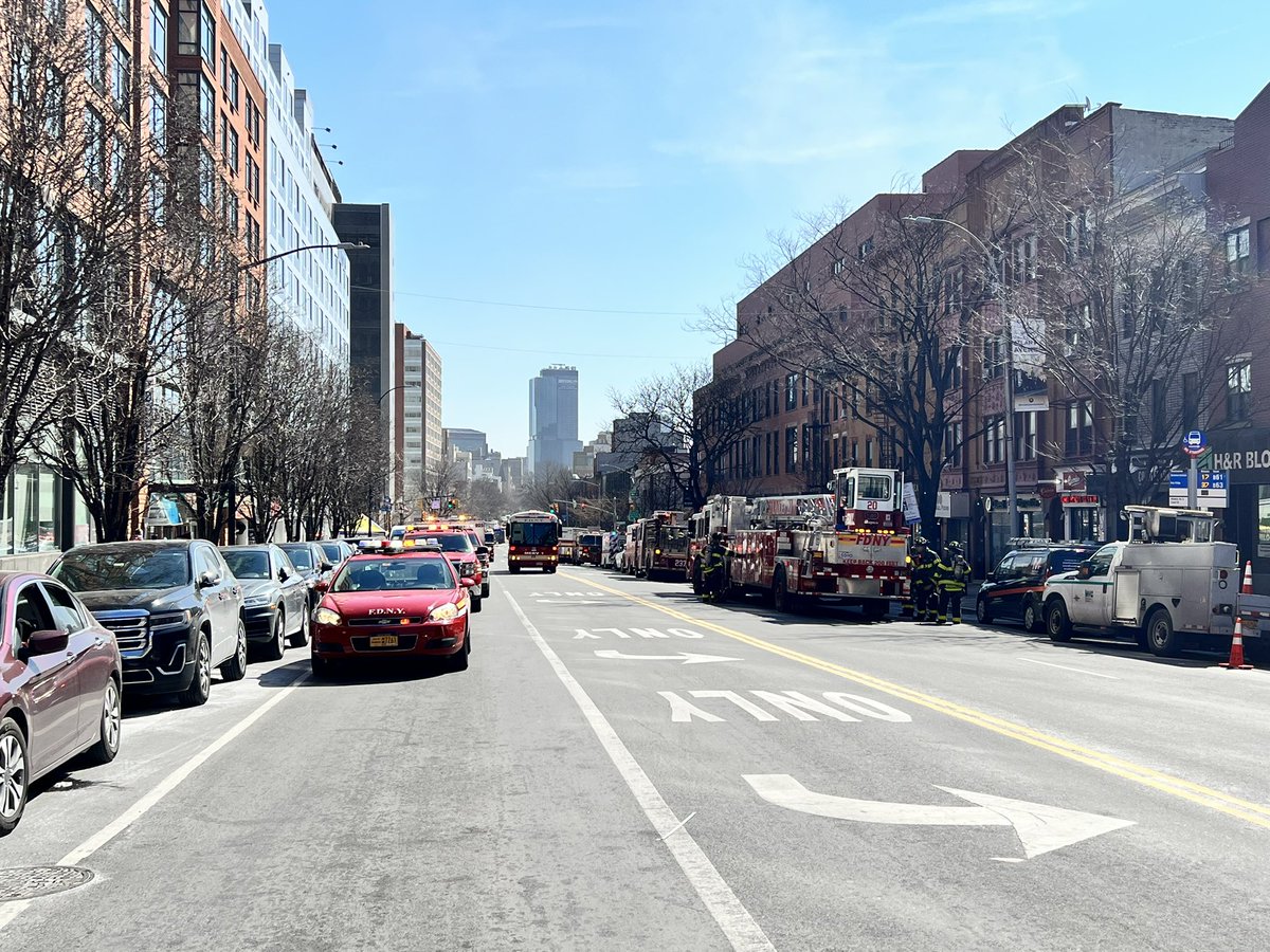 HildaBikes's tweet photo. Standing in middle of #FixAtlantic Reminds how #BikeNYC is ridiculously nimble when streets are closed or detoured. https://t.co/Cq6tDvWccf