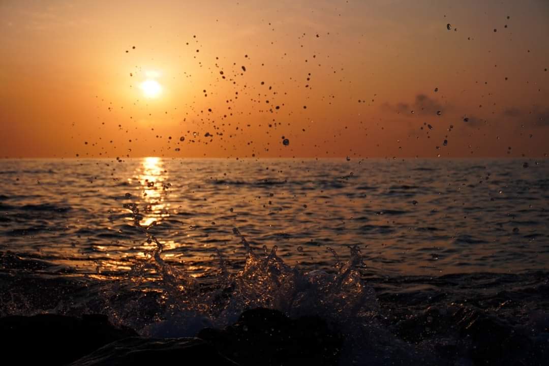 quickone696Ver2's tweet photo. 2022年3月14日撮影。
最高気温が25℃、長袖のワイシャツでは暑くて暑くて、脇の下に汗の染みができてしまいました。
誰だ、加齢臭とかいって鼻をつまんでるのは。
陽が落ちれば、さすがにひんやりします。
#奄美大島 #夕陽 #夕焼け #3月14日 #march14th #SonyAlpha #α6400 #sunset #Beach #wavesplash https://t.co/y4uoRKNRUo
