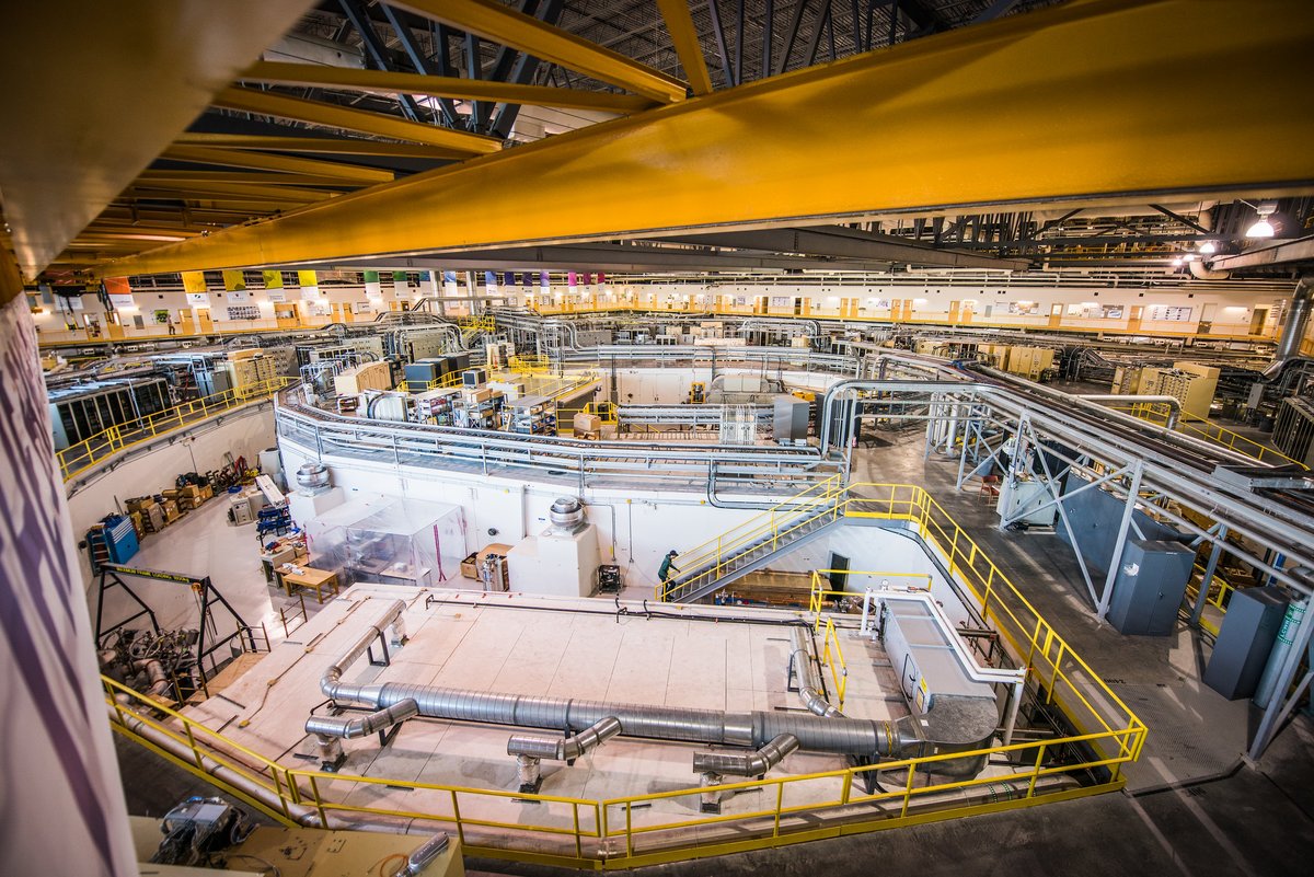 CanLightSource's tweet photo. Twenty years ago, we started commissioning our #synchrotron booster, which would greatly increase our electrons' speed. 🏃 #DidYouKnow the 2.9 GeV electrons the #BoosterRing produced was the highest energy achieved by any Canadian particle #accelerator of the time? 😲 https://t.co/7FbSmFnZ5Q