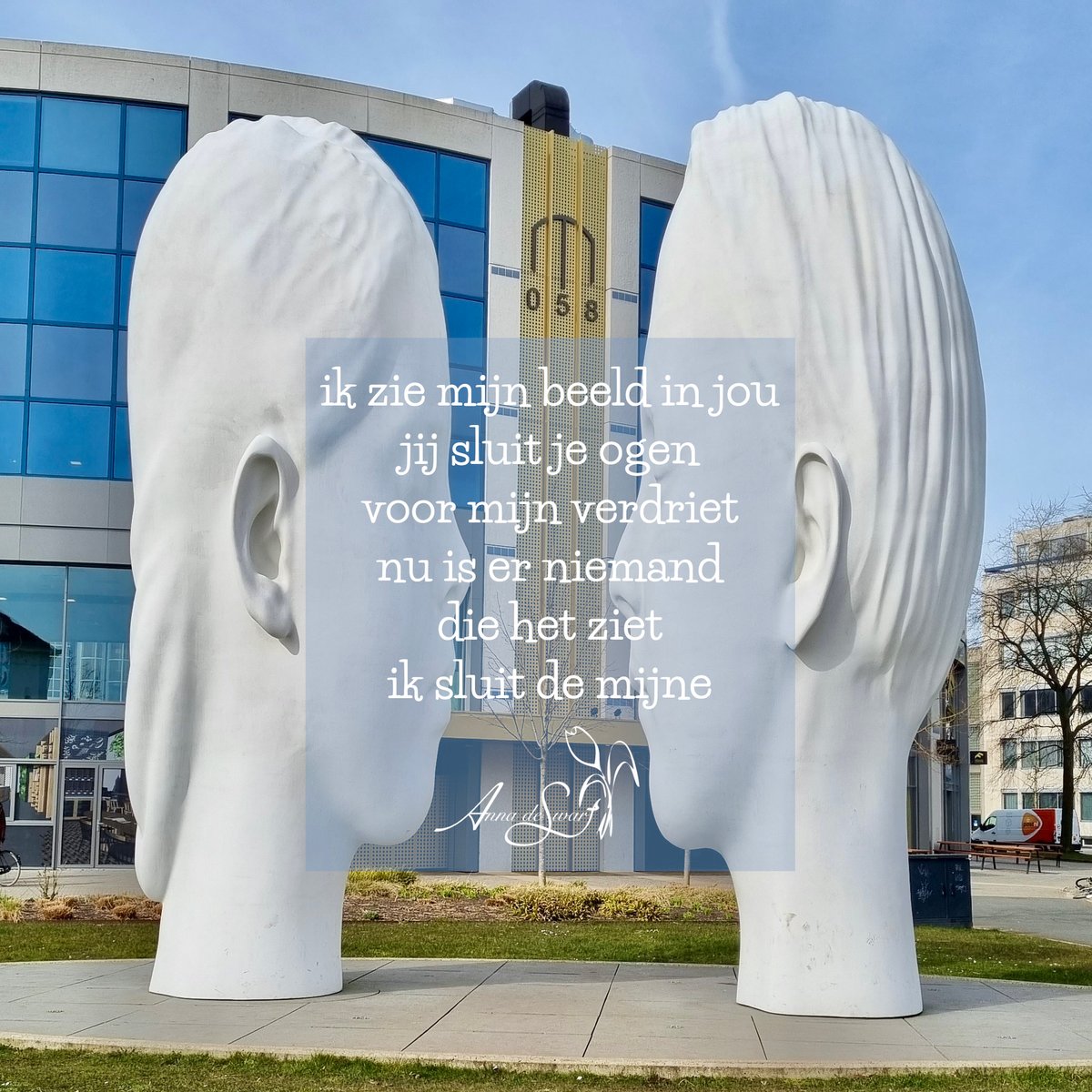 VersjesVanAnna's tweet photo. Ik deed mee aan een #dichterszwerftocht georganiseerd door @AlleMonden. Het was in het prachtige #Leeuwarden.
Een schrijfopdracht luidde: schrijf een gedicht bij de mistfontein van #JaumePlensa.
#versjesvanannadeswart
#Ljouwert 
#poëzieroute https://t.co/brGjbpI7Ew
