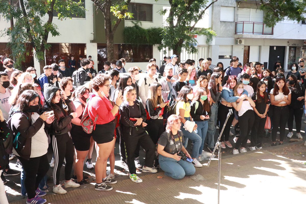InfoPlatensetw's tweet photo. #LaPlata #Normal2 Estudiantes exigen la implementación de la #ESI y la confección de un nuevo protocolo para actuar en estos casos https://t.co/buugGQCYRi https://t.co/Cy5DwnwFjE