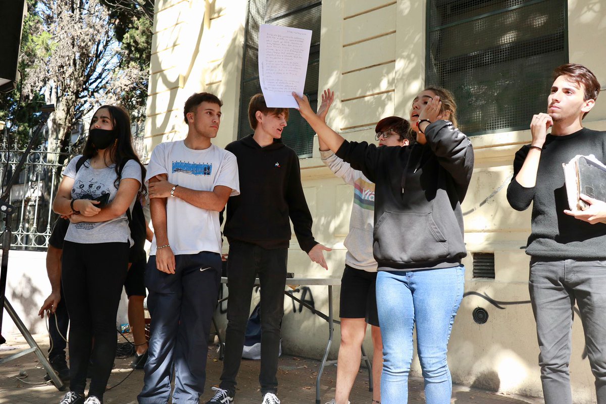 InfoPlatensetw's tweet photo. #LaPlata #Normal2 Estudiantes exigen la implementación de la #ESI y la confección de un nuevo protocolo para actuar en estos casos https://t.co/buugGQCYRi https://t.co/Cy5DwnwFjE