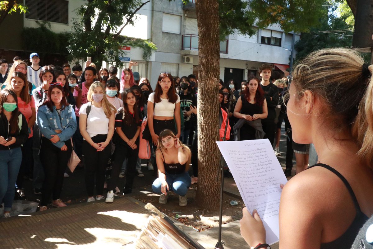 InfoPlatensetw's tweet photo. #LaPlata #Normal2 Estudiantes exigen la implementación de la #ESI y la confección de un nuevo protocolo para actuar en estos casos https://t.co/buugGQCYRi https://t.co/Cy5DwnwFjE