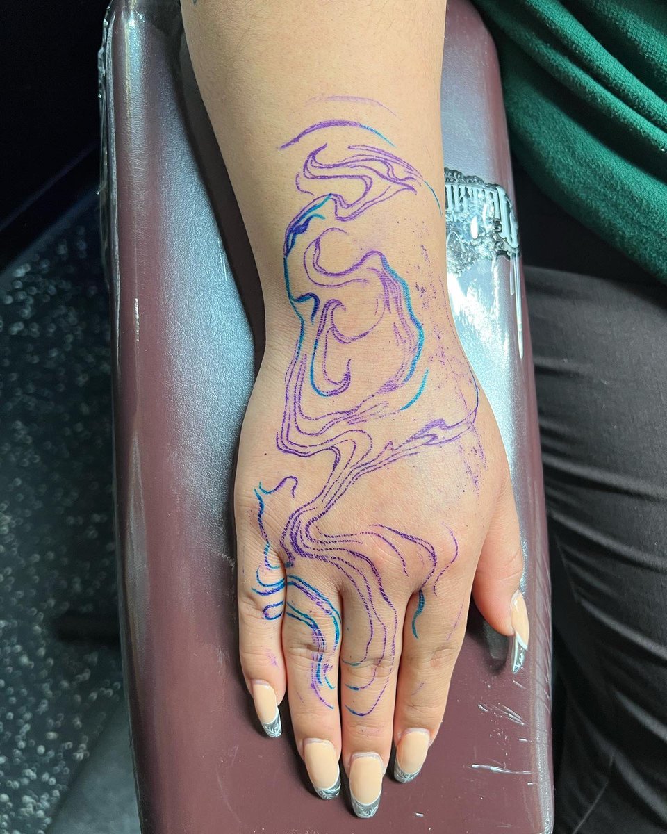 SharondaNichole's tweet photo. Abstract hand tattoo ✨ #tattoo #abstractart https://t.co/xTmIBHyQUz