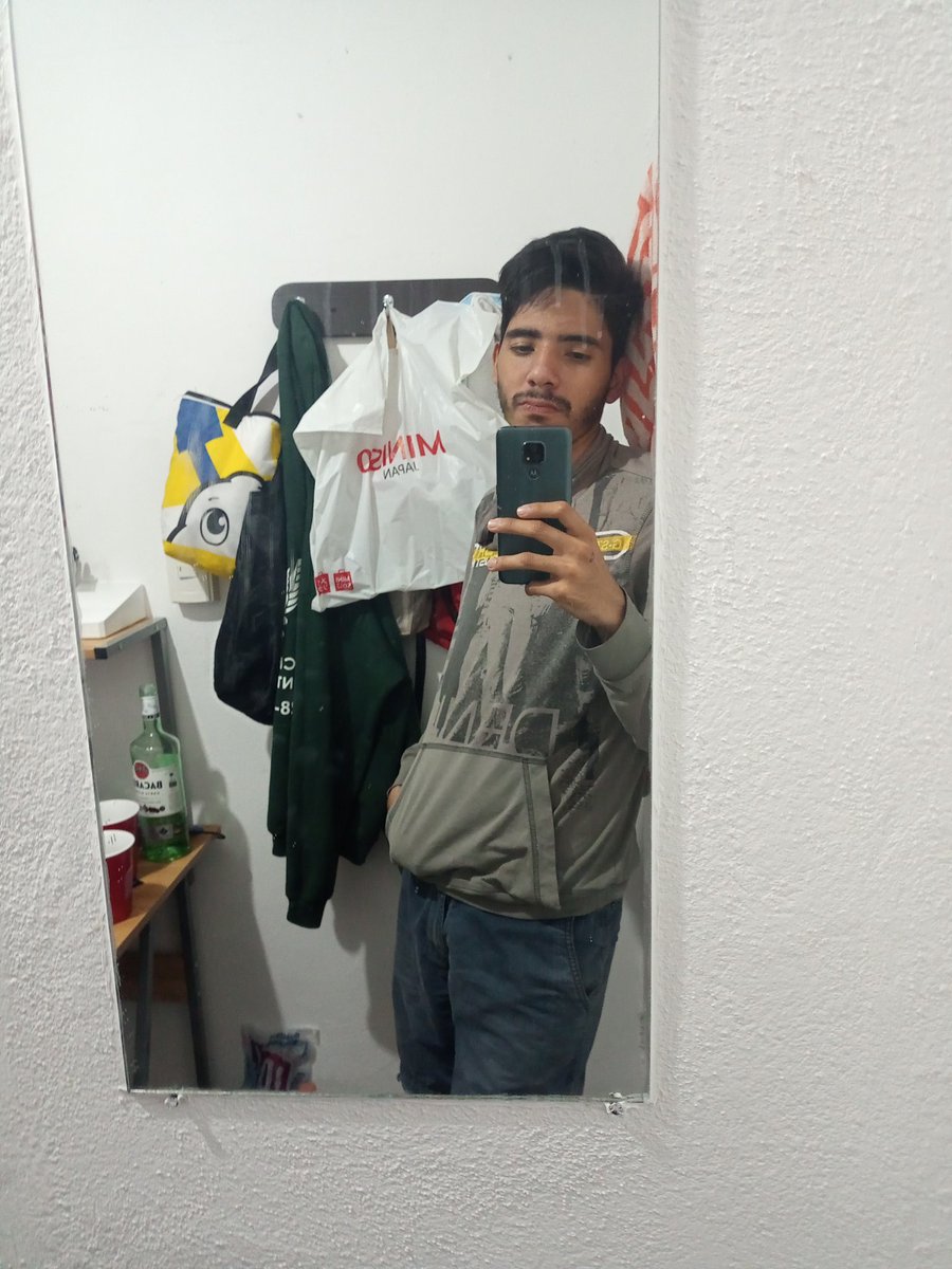 Gerard0426's tweet photo. Andaba medio happy ese día jsjs  #notmyroom #mightdeletelater https://t.co/gkRKPvAaxA