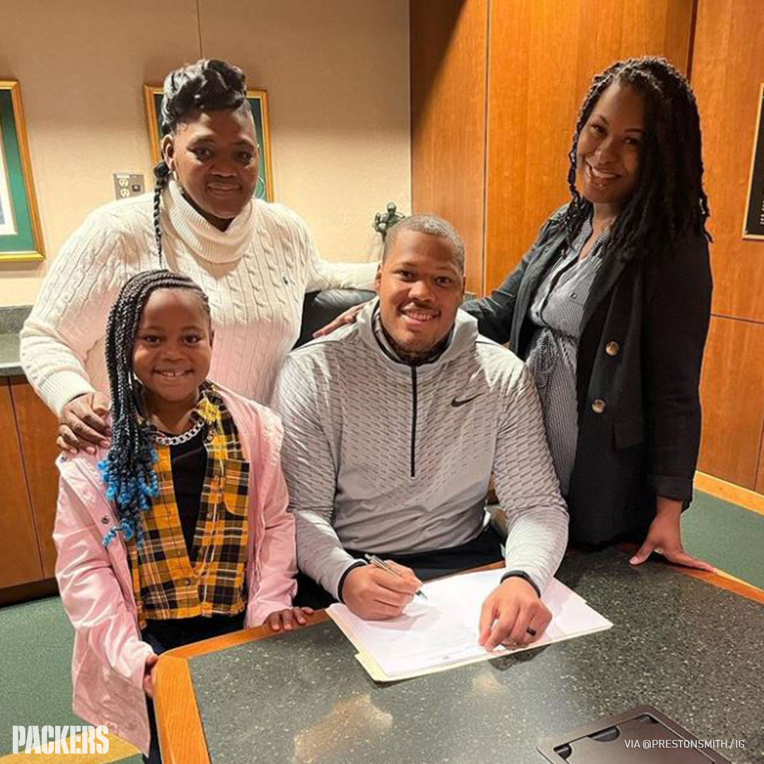 packers's tweet photo. Pen to paper for @PrestonSmith94 ✒️ 

#GoPackGo https://t.co/VvoOHsyTAz