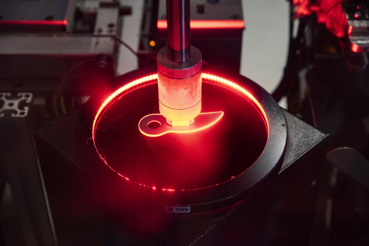 FELCO_tools's tweet photo. [Manufacturing a #FELCO2]
Once the blade is stamped, the steel becomes slightly deformed. A reshaping is carried out and the pin and wire cutter holes are drilled during the formatting process.

#FELCO #FELCOlovers #Manufacturing #gardening  #pruningtool #production #swissmade https://t.co/fepi8lPcej