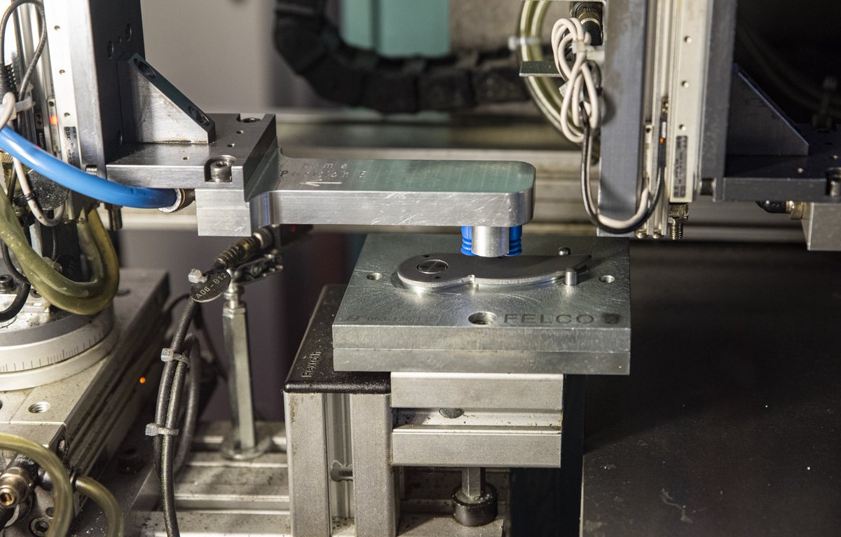 FELCO_tools's tweet photo. [Manufacturing a #FELCO2]
Once the blade is stamped, the steel becomes slightly deformed. A reshaping is carried out and the pin and wire cutter holes are drilled during the formatting process.

#FELCO #FELCOlovers #Manufacturing #gardening  #pruningtool #production #swissmade https://t.co/fepi8lPcej