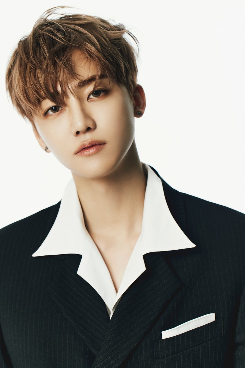 Charismatic. 

Nothing else word can be define how a ray of sunshine give warm eye's staring at you deep. The golden brown hair and black suits reminded silent for a while, and all at once looked cheerfully with his glittering, peaceful eyes at Jaemin.