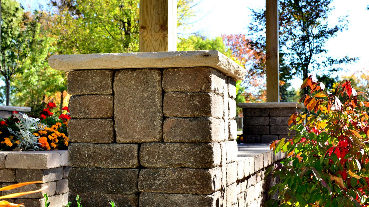 This picture is pillar perfect! 

#SanterraStonecraft #Fortresswall #pillars #seatwalls #gardenwalls #retainingwalls #wallsystems #designinspiration #landscaping #timbertrail