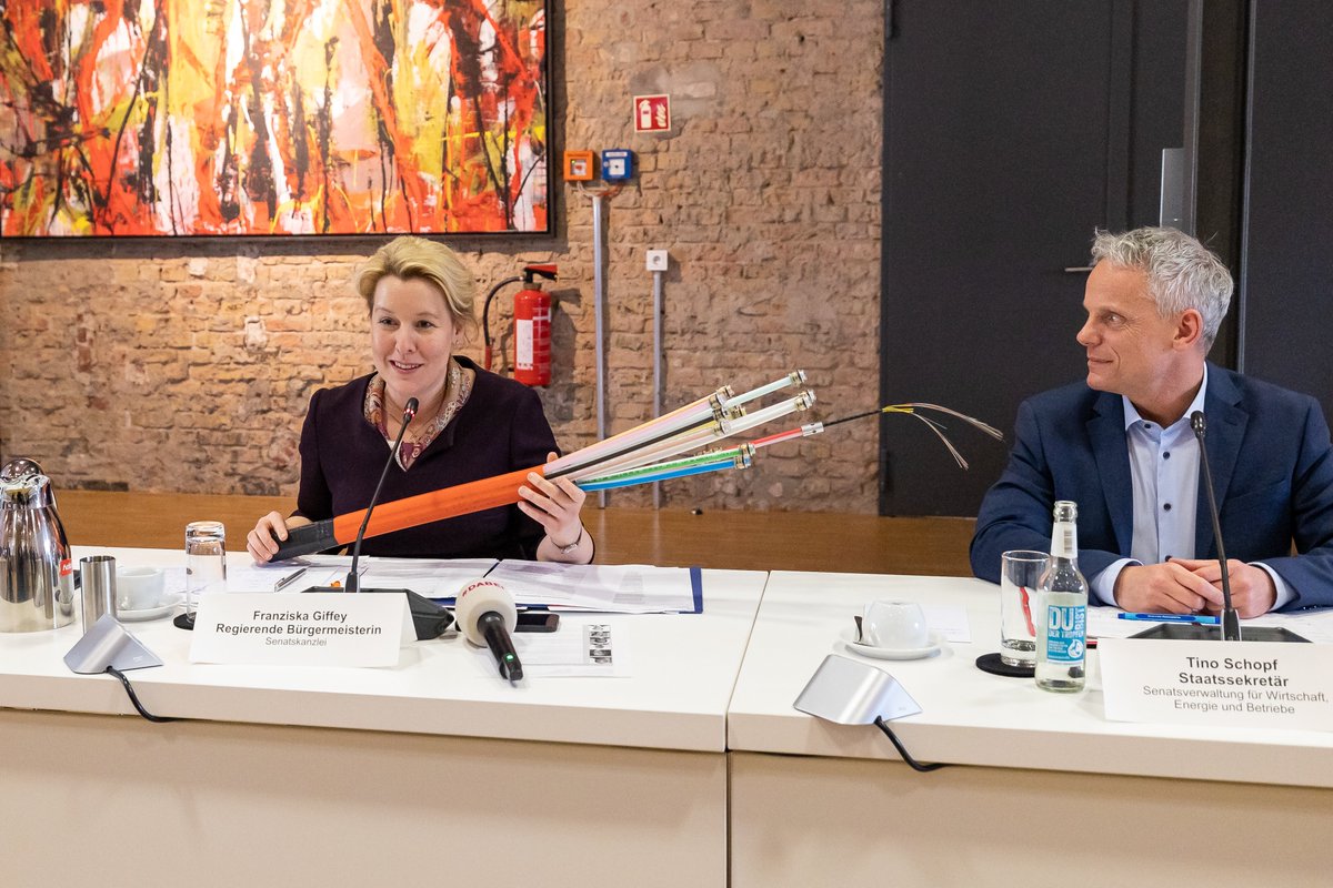 RegBerlin's tweet photo. Berlin treibt den Ausbau der digitalen Infrastruktur voran: Heute hat der Lenkungskreis Gigabitstrategie seine Arbeit aufgenommen. Senat, Bezirke und Telekommunikationswirtschaft haben eine Erklärung unterzeichnet. #100TageFürBerlin #Zukunftshauptstadt
➡️ https://t.co/hINu6cheZe https://t.co/RhgWvwrVxz
