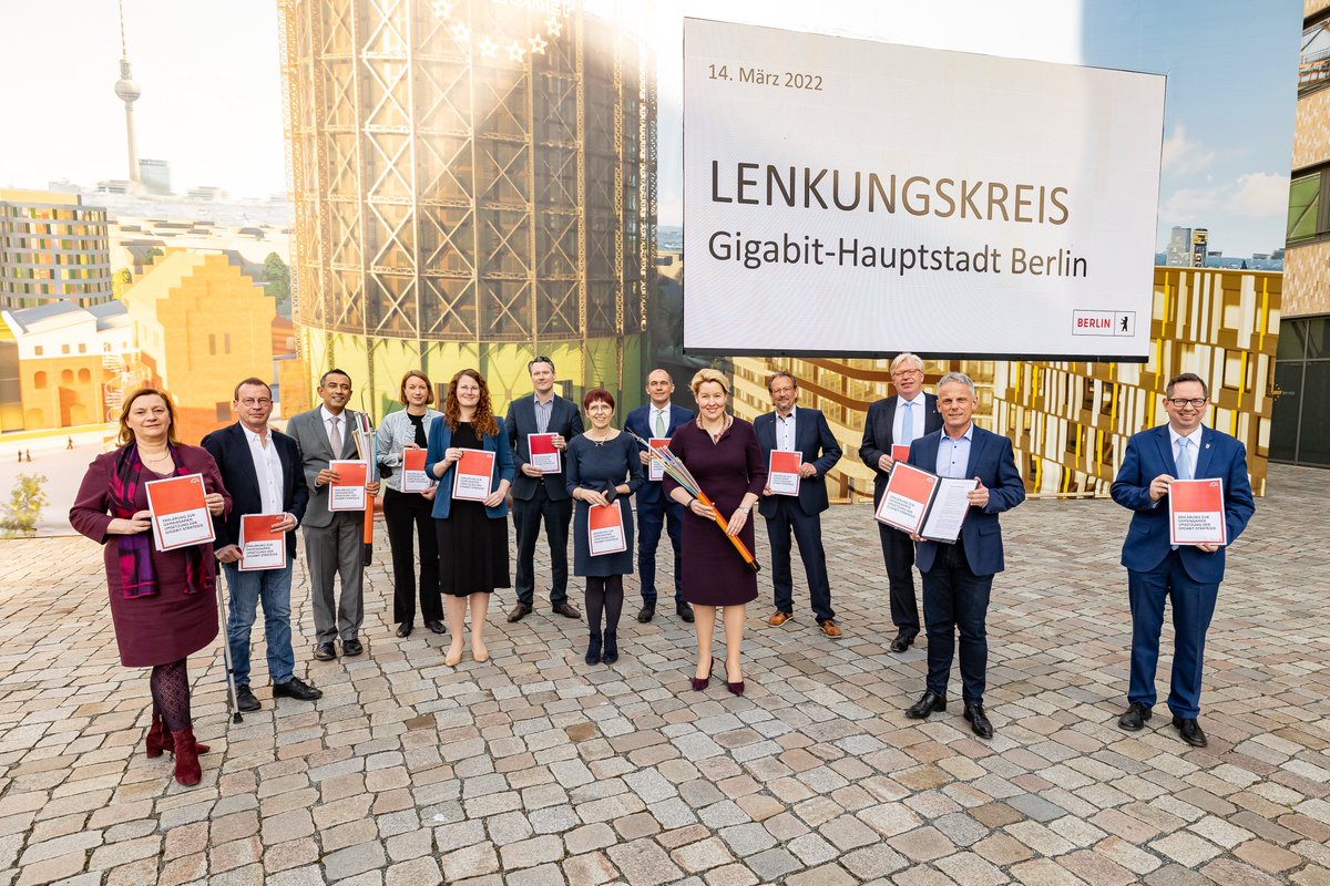 RegBerlin's tweet photo. Berlin treibt den Ausbau der digitalen Infrastruktur voran: Heute hat der Lenkungskreis Gigabitstrategie seine Arbeit aufgenommen. Senat, Bezirke und Telekommunikationswirtschaft haben eine Erklärung unterzeichnet. #100TageFürBerlin #Zukunftshauptstadt
➡️ https://t.co/hINu6cheZe https://t.co/RhgWvwrVxz